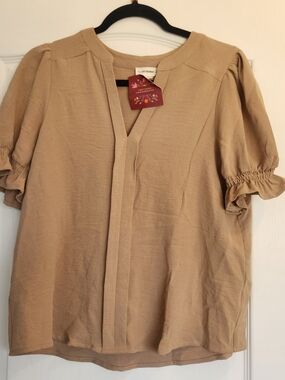 eesome Tan Puff-Sleeve V-Neck Blouse S Euc
